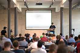 Patryk stellte in seinem Vortrag die Technologien vor, die für plentymarkets Plugins verwendet werden.
