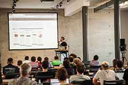 Neben der reinen Vorstellung des neuen Entwicklersportals wurde es auch praktisch: In Form von Tutorials z.B. zur Erstellung eines Top-Item-Plugins wurden Theorie und Praxis miteinander verbunden.