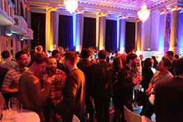 Networking in der Lounge.